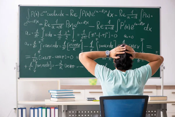 Giovane matematico studente di sesso maschile davanti alla lavagna — Foto Stock