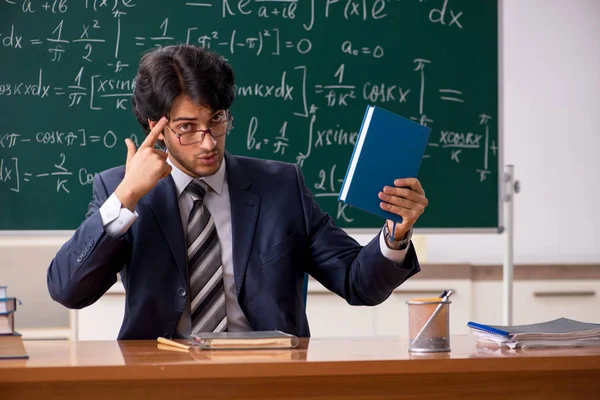 Joven profesor de matemáticas en el aula — Foto de Stock