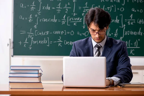 Jovem professor de matemática masculino em sala de aula — Fotografia de Stock