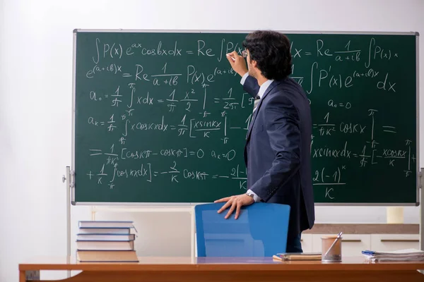 Jonge mannelijke wiskundeleraar in de klas — Stockfoto