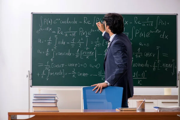 Joven profesor de matemáticas en el aula —  Fotos de Stock