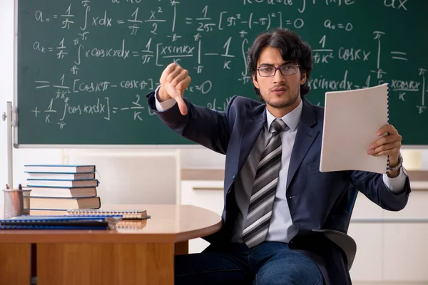 Jovem professor de matemática masculino em sala de aula — Fotografia de Stock