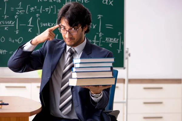 Jonge mannelijke wiskundeleraar in de klas — Stockfoto