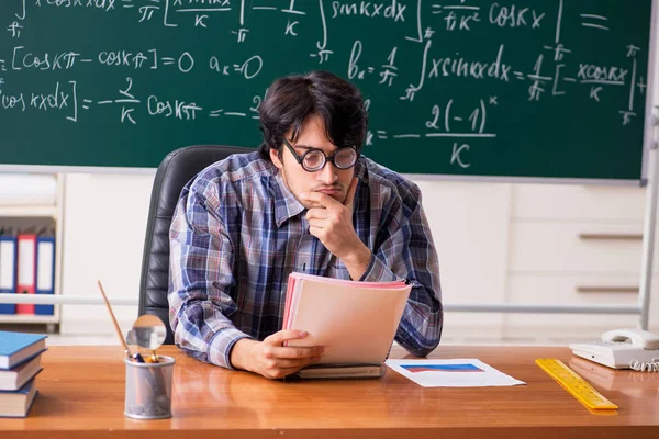 Divertente insegnante di matematica maschile in classe — Foto Stock