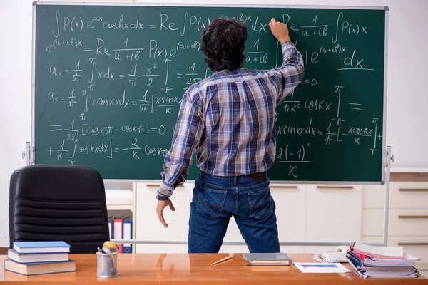 有趣的男数学老师在教室里 — 图库照片