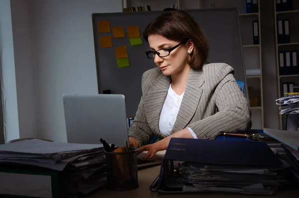 Empregada feminina que sofre de excesso de trabalho — Fotografia de Stock