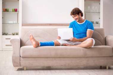 Koltukta genç adam bacağı yaralı