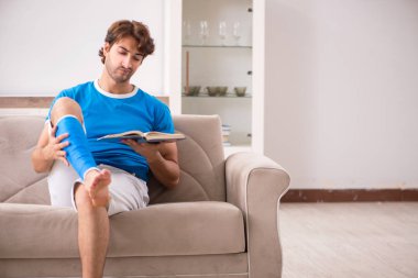 Koltukta genç adam bacağı yaralı