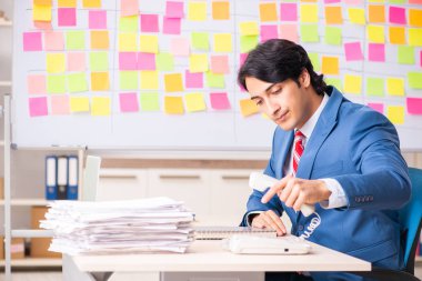 Çelişkili öncelikleri olan genç ve yakışıklı bir çalışan. 