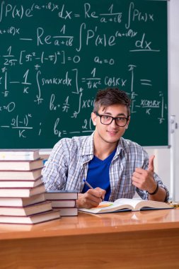 Genç erkek öğrenci okulda matematik