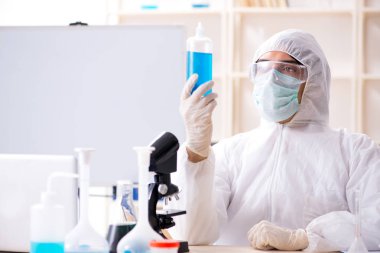 Laboratuvarda çalışan yakışıklı bir kimyager. 