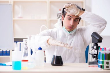 Laboratuvarda çalışan yakışıklı bir kimyager. 