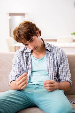 İntihar jilet ile genç adam