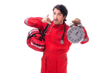 Beyaz izole kırmızı üniformalı genç sağlık görevlisi 