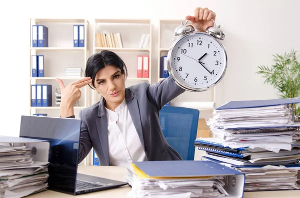 Geschäftsfrau mittleren Alters unzufrieden mit exzessiver Arbeit — Stockfoto