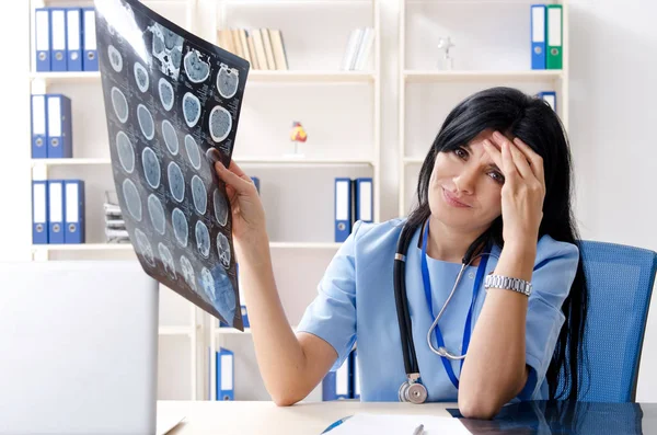 Ženský lékař radiolog pracující na klinice — Stock fotografie