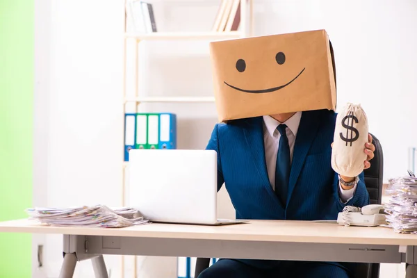 Šťastný muž zaměstnanec s krabicí místo hlavy — Stock fotografie
