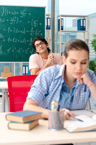 Молоді студенти складають іспит з математики в класі — стокове фото