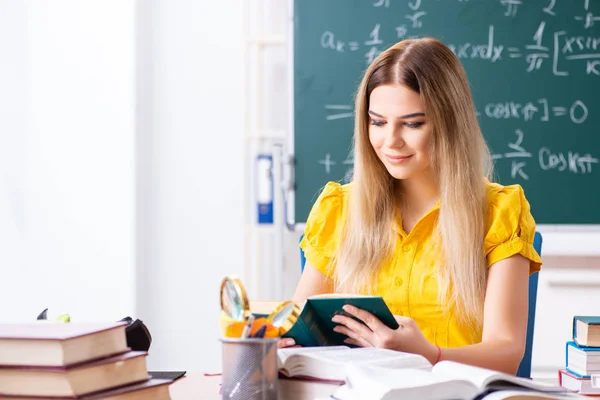 Ung kvinnlig student framför tavlan — Stockfoto