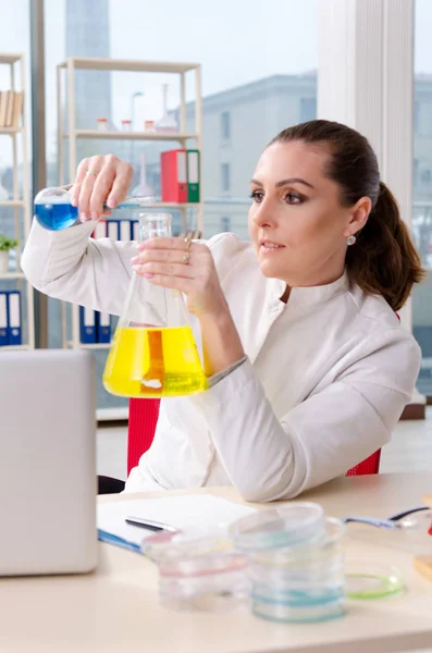 Ženské biotechnologie vědec chemik pracující v laboratoři — Stock fotografie