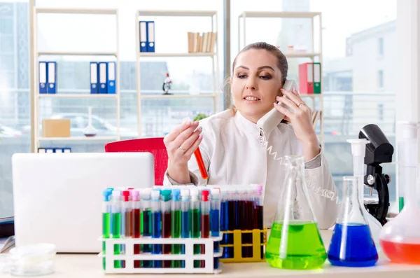 Química feminina a trabalhar no laboratório médico — Fotografia de Stock