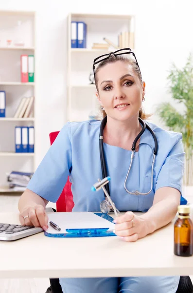 Neurólogo médico femenino que trabaja en la clínica — Foto de Stock