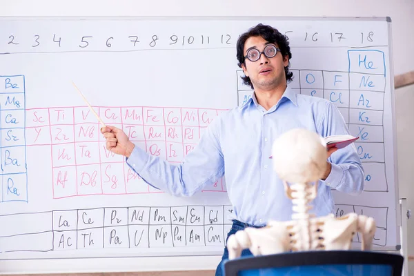 Учитель химии и студенческий скелет — стоковое фото