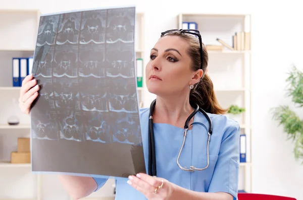 Ženský lékař radiolog pracující na klinice — Stock fotografie