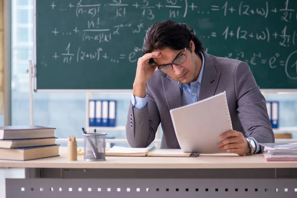 Jeune beau professeur de mathématiques en classe — Photo