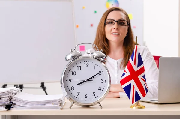 Insegnante di lingua inglese femminile nel concetto di gestione del tempo — Foto Stock