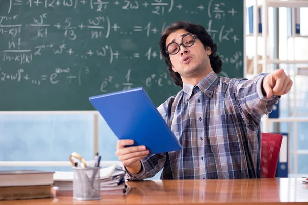 Junge lustige Mathelehrerin vor Kreidetafel — Stockfoto