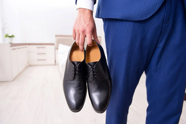 Jonge knappe zakenman schoenen thuis kiezen — Stockfoto