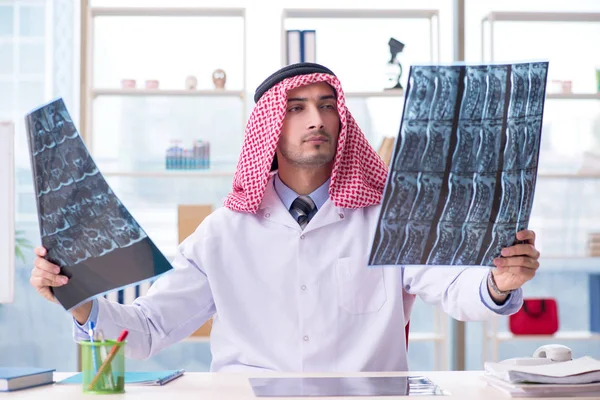 Radiólogo médico árabe que trabaja en la clínica — Foto de Stock