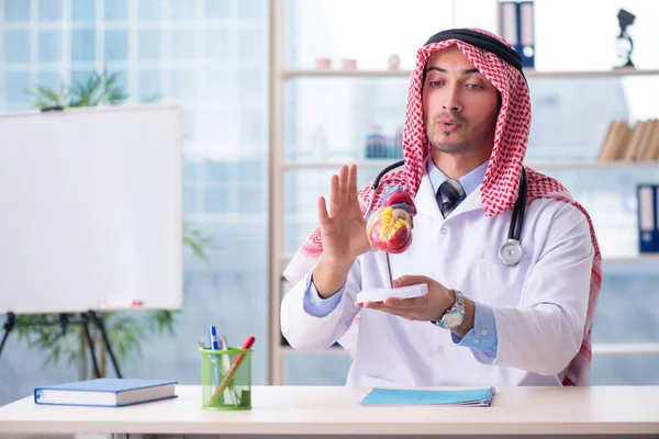 Arabische arts cardioloog werken in de kliniek — Stockfoto