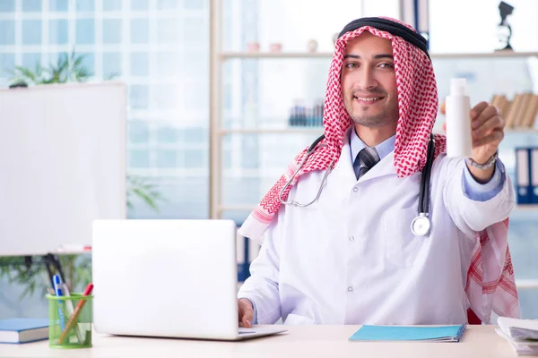 Médico árabe trabalhando na clínica — Fotografia de Stock