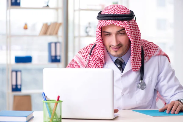 Arap doktor klinikte çalışan — Stok fotoğraf