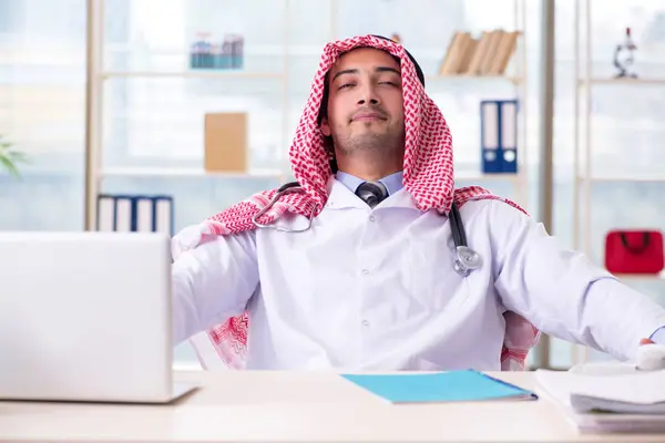Arabische arts werkzaam in de kliniek — Stockfoto