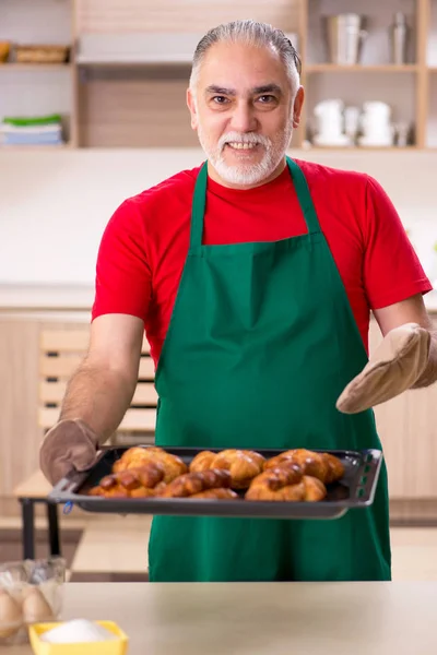Starý muž baker práci v kuchyni — Stock fotografie