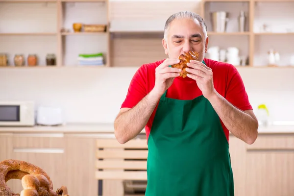 Régi férfi baker dolgozik a konyhában — Stock Fotó