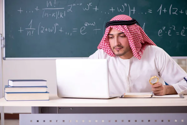 Arab teacher in front of chalkboard — Stock Photo, Image