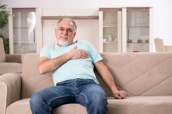 Beyaz sakallı yaşlı adam evde acı — Stok fotoğraf