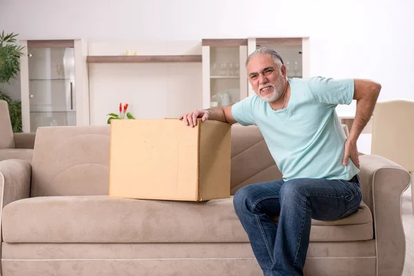 Weißer bärtiger alter Mann leidet zu Hause — Stockfoto