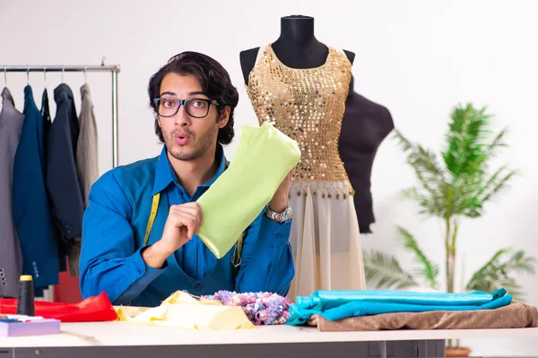 Joven sastre masculino trabajando en el taller —  Fotos de Stock