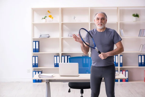 Witte baard oude man werknemer doen oefeningen in het kantoor — Stockfoto