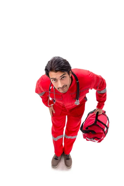 Jonge paramedicus in rode uniform geïsoleerd op wit — Stockfoto
