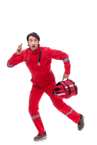 Jeune ambulancier en uniforme rouge isolé sur blanc — Photo