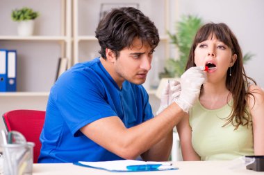 Doktor Kliniği hastanede tükürük test örneği alma