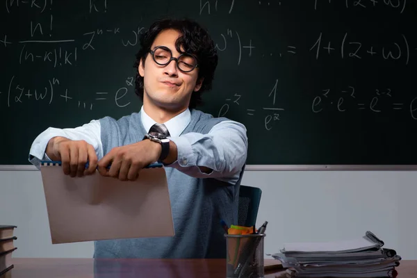 Joven profesor de matemáticas frente a pizarra — Foto de Stock