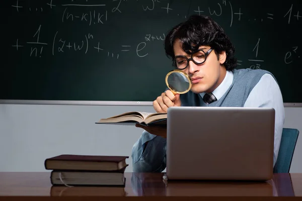 Jonge wiskundeleraar voorkant schoolbord — Stockfoto