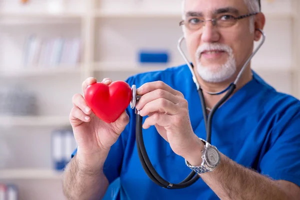 Bianco barbuto vecchio medico che lavora in clinica — Foto Stock